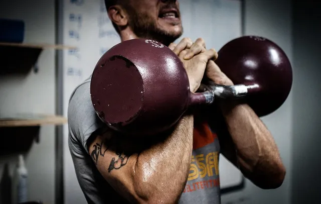 Alek (po środku) z kolegami w stworzonym przez siebie Claymore Crossfit w Szkockim miasteczku Perth